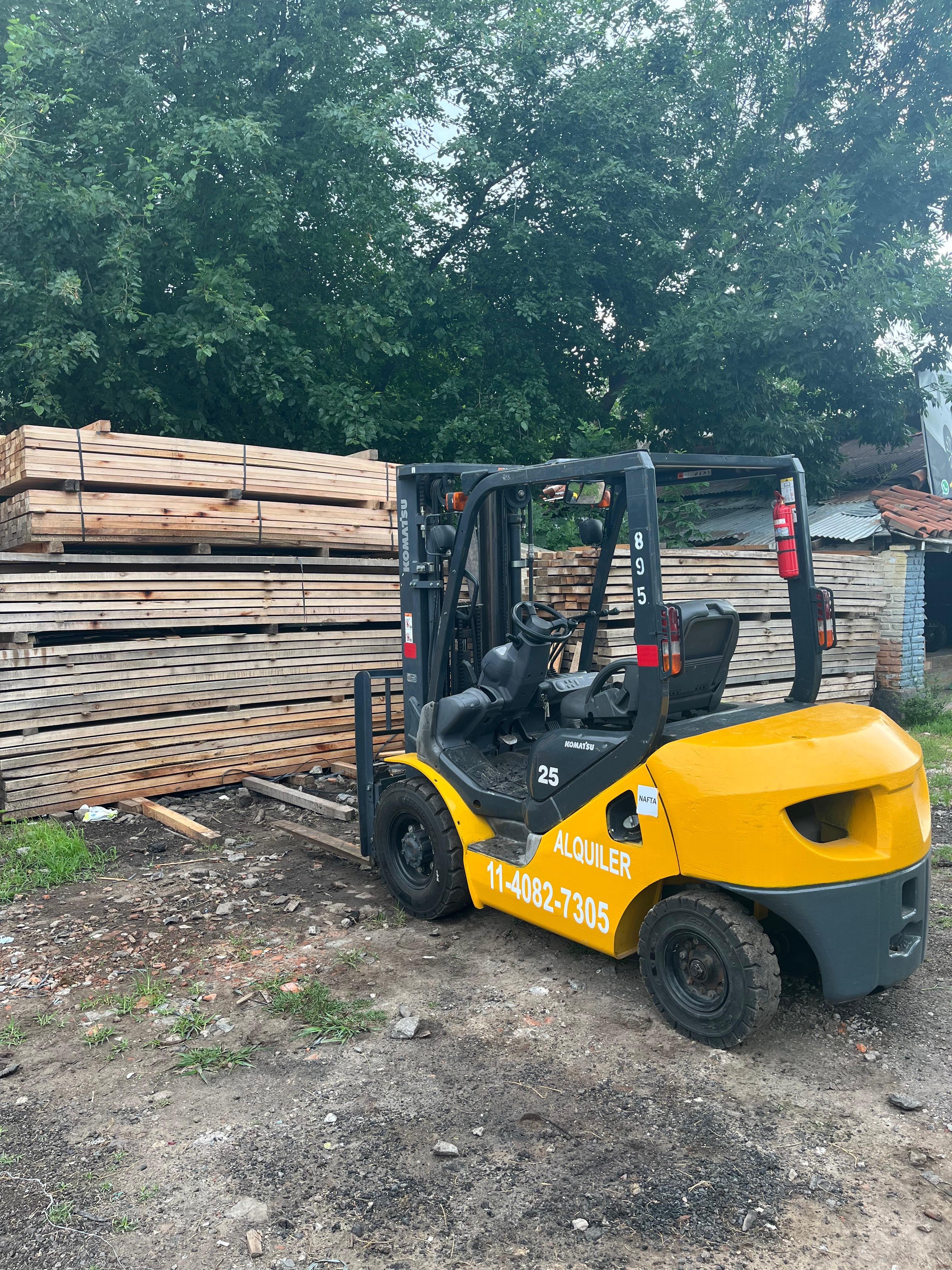 Autoelevador Komatsu en un depósito de madera