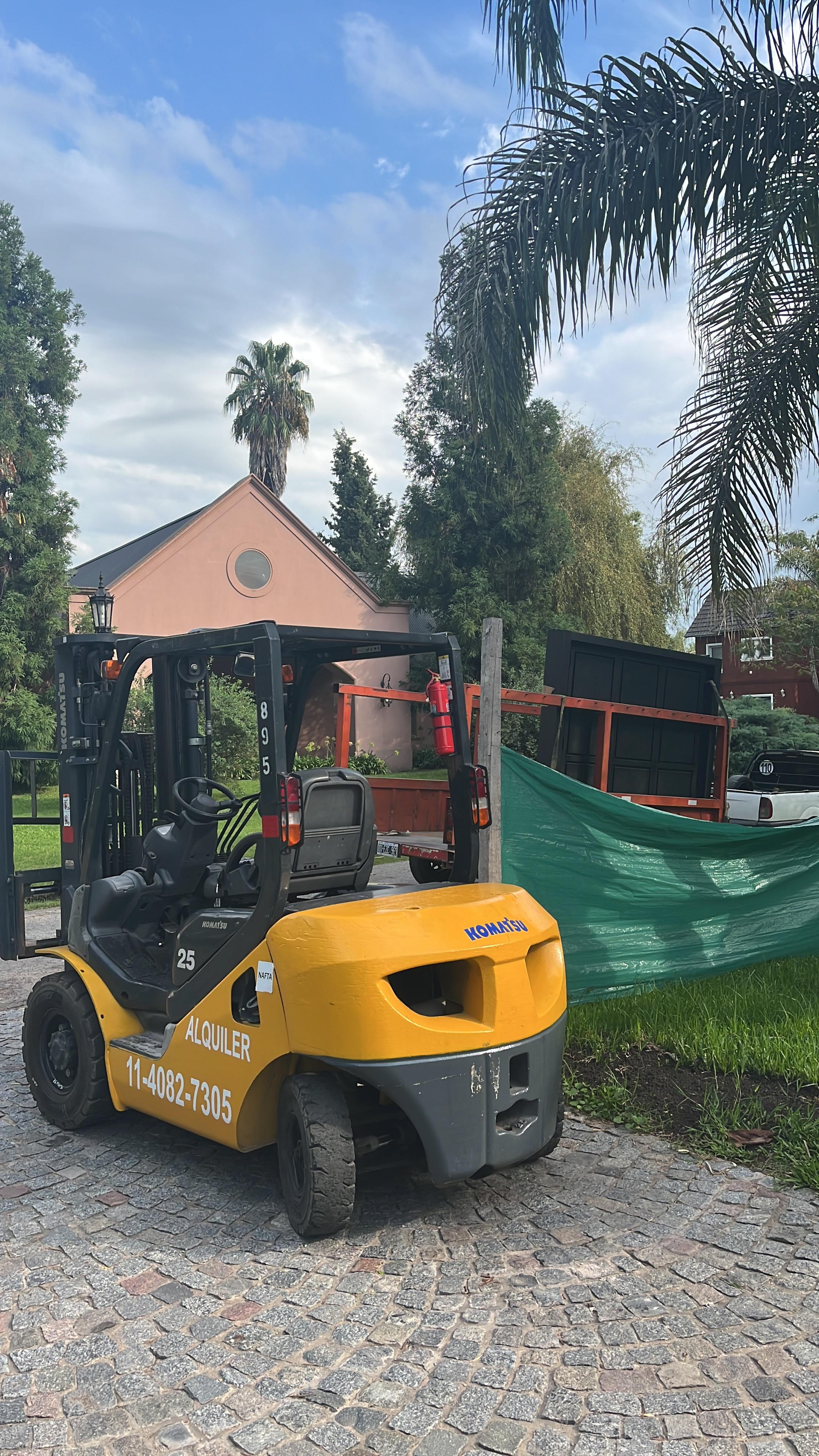Autoelevador Komatsu en un entorno residencial