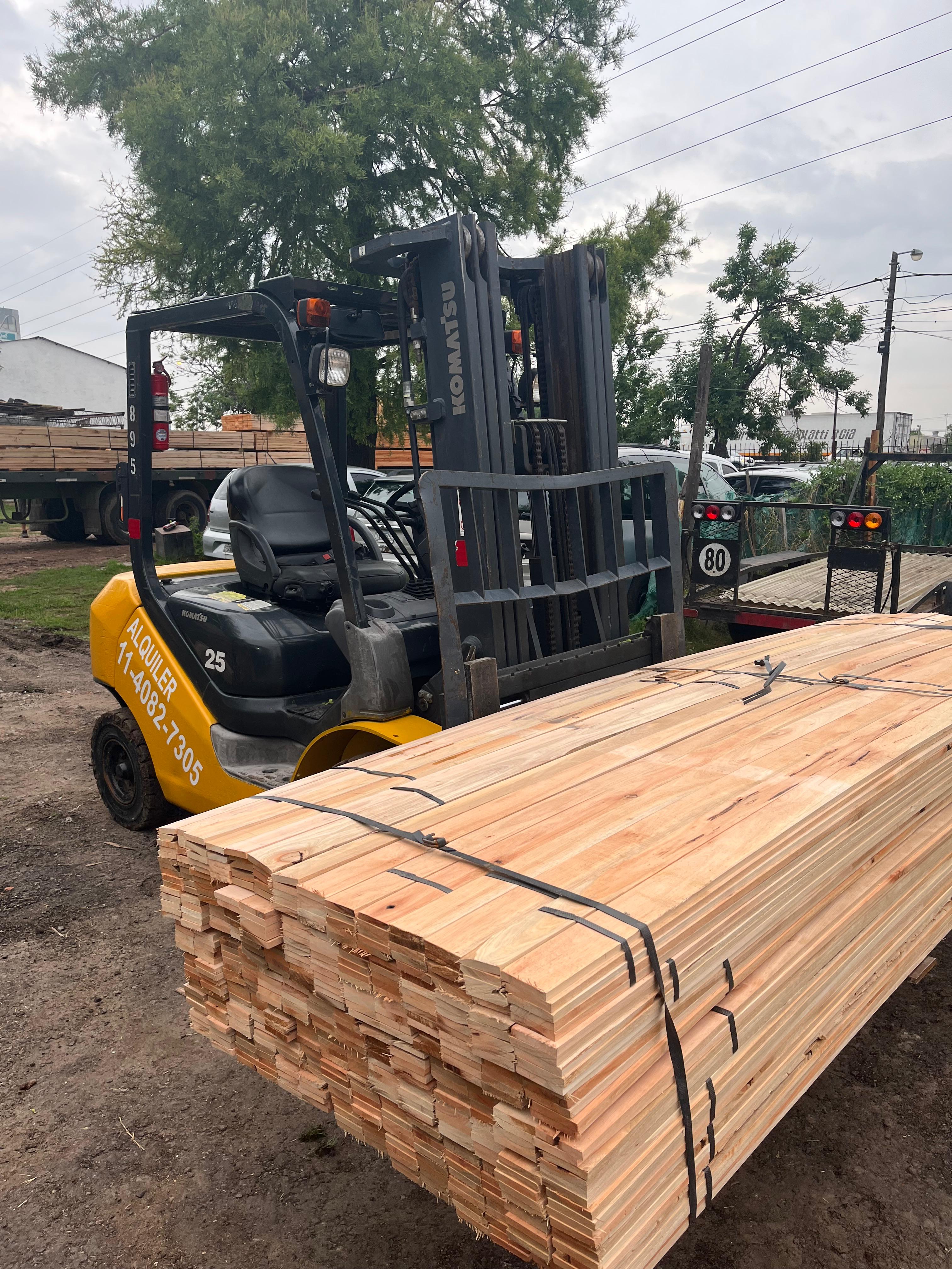 Autoelevador Komatsu moviendo madera